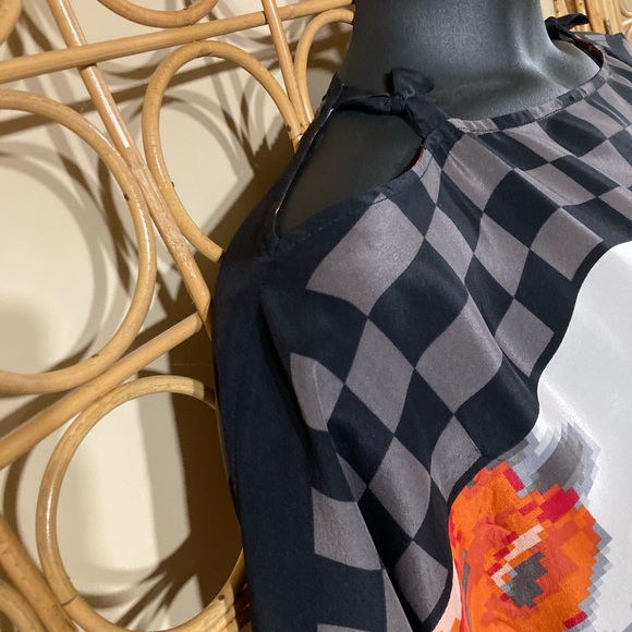 Language LA blouse. - Picture 2 of 6